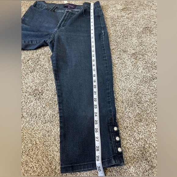 nydj capris size 6 Rhinestone hem detail stretchy - Picture 9 of 10